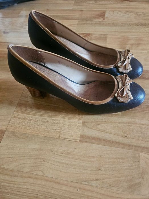 Vând pantofi eleganți din piele
