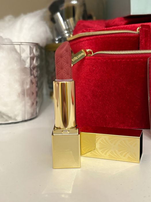 Продам помаду Estée Lauder новая