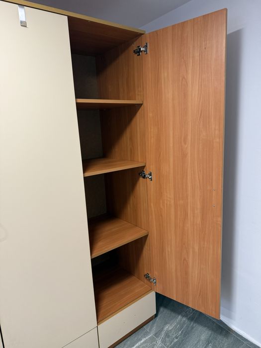 Продавам гардероб