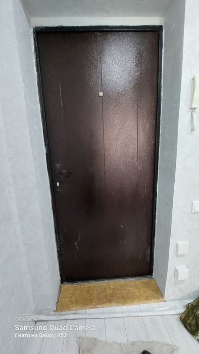 Продам входную металлическую дверь.