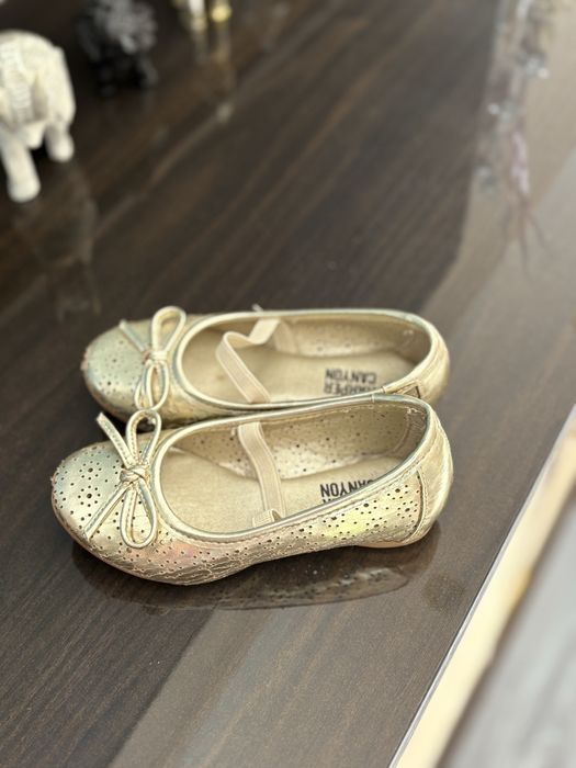 Продаются золотистые туфельки