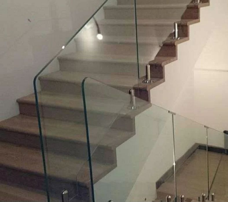 Стеклянные перила ограждения лестницы