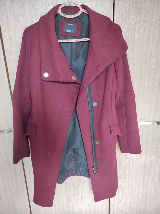 Ново винено червено / бордо палто Bershka