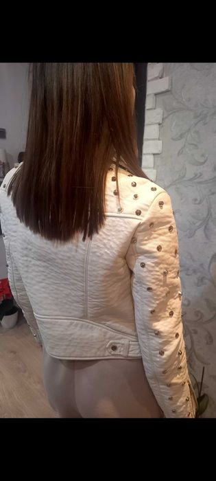 Дамско бяло кожено рокерско яке с капси ZARA