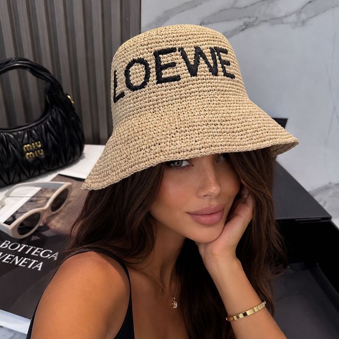 Шапка CHANEL, Loewe, Celine