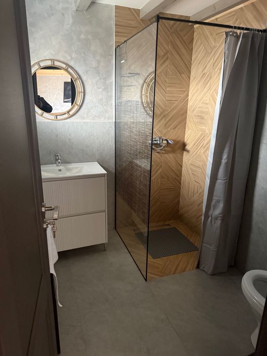 Vând  cabană finisată cu 2500 mp teren