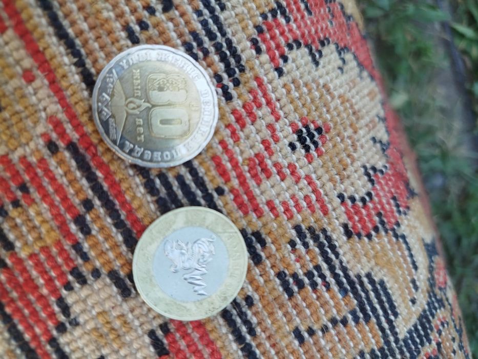 Продам монеты. 2 по 100тг и 1 - 200тг