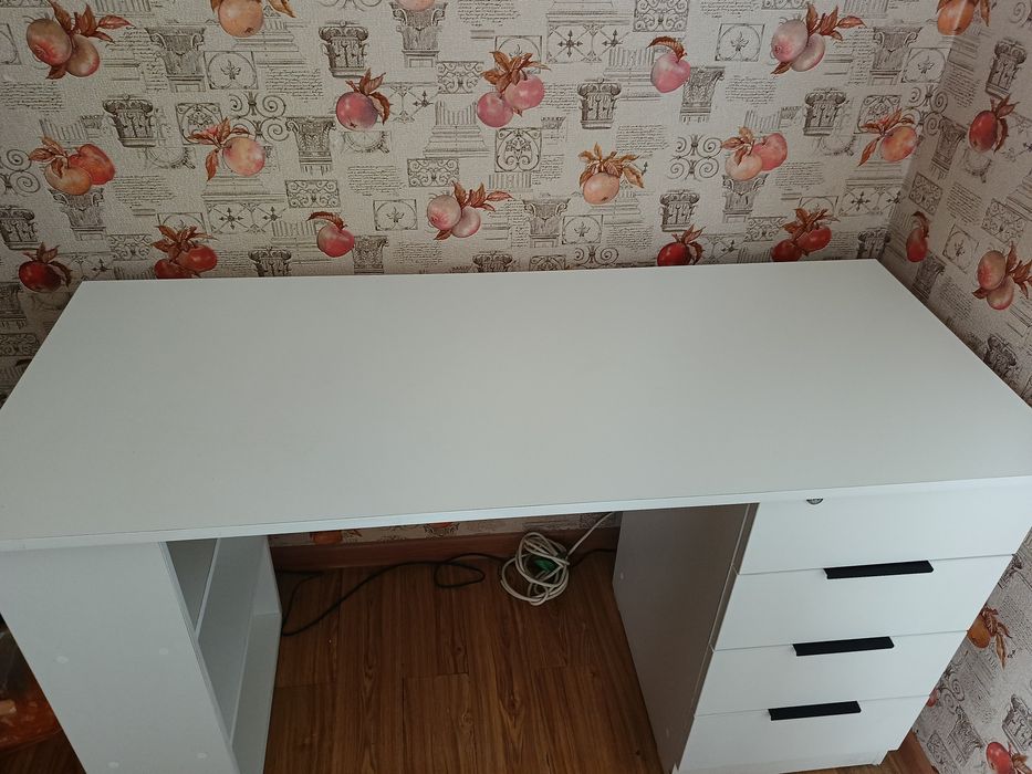 Стол для работы или учебы