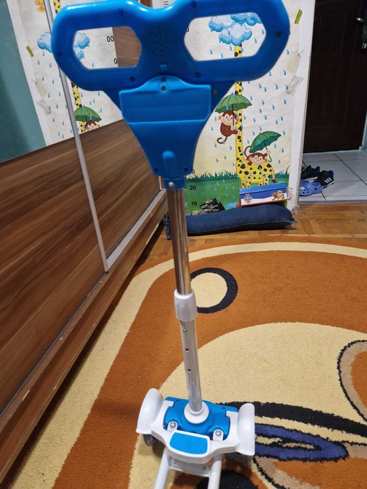 Trotineta cu lumini si muzica,pentru copii (3-6 ani)