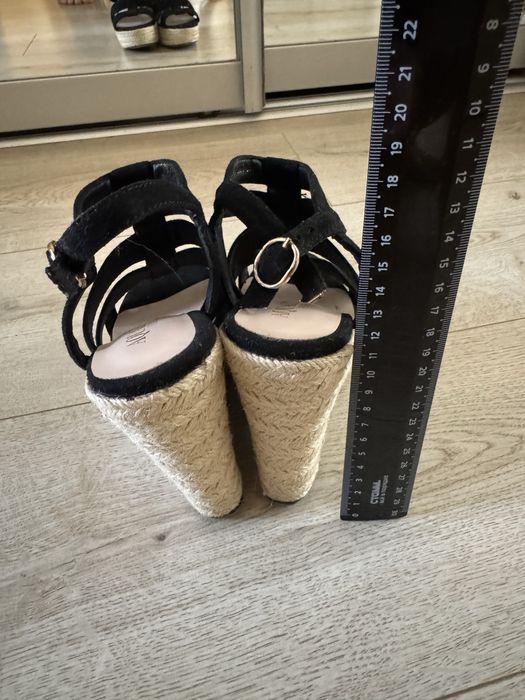 Босоножки на танкетке