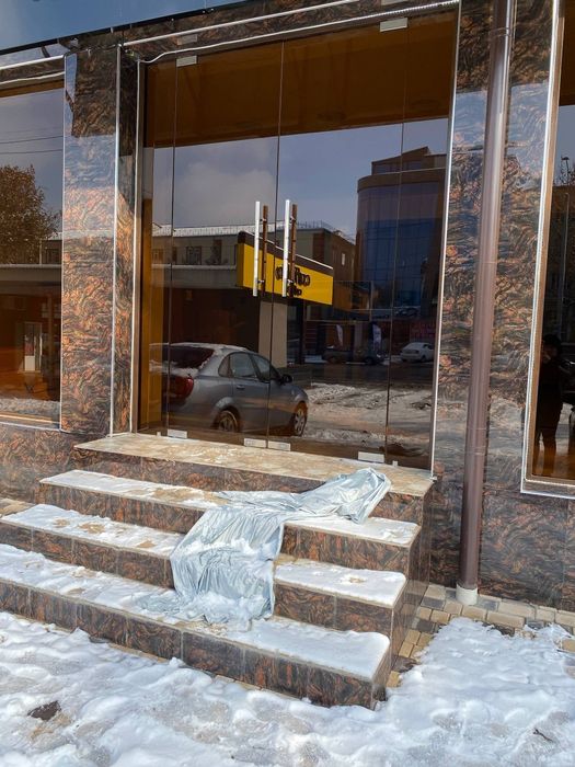 Стеклянные  двери и  рамы каменные  7мм