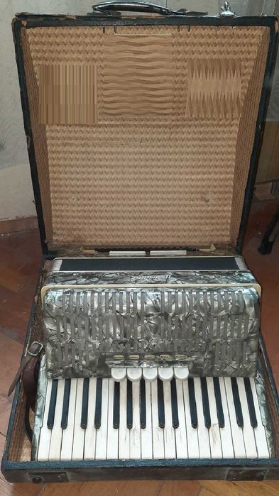 Продава акордеон weltmeister