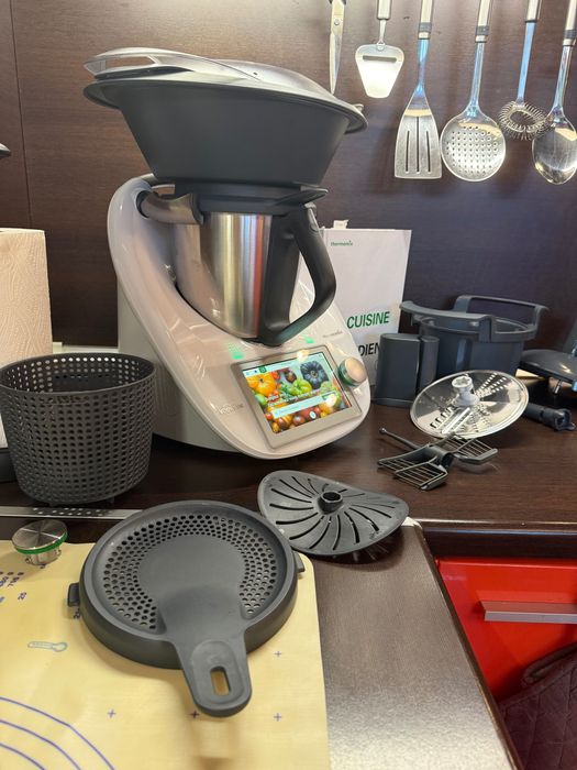 Thermomix TM6  и с Cutter в перфектно състояние