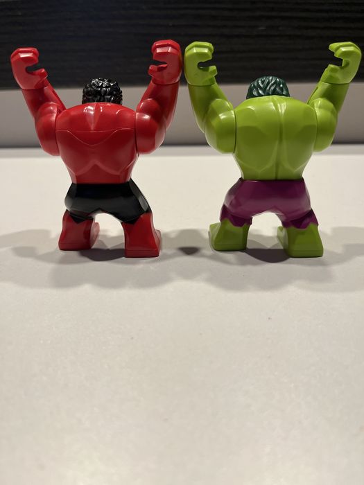 Lego Hulk vs Red Hulk original