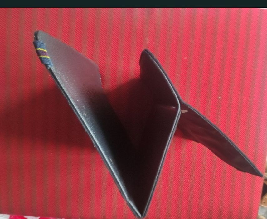 Husă pentru tabletă, cu diferite poziții de vizionare și suport.
Husa