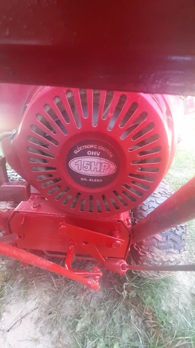 Продавам роторен снегорин с двигател Торо 15 к.с.