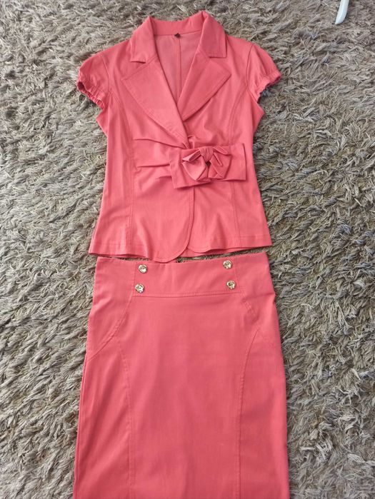 Дамски костюм - пола и сако