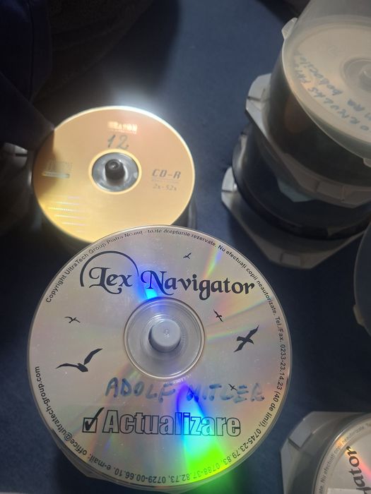 Vând colecție variată de CD-uri și DVD-uri cu filme, desene animate, documentare și poze/multimedia.