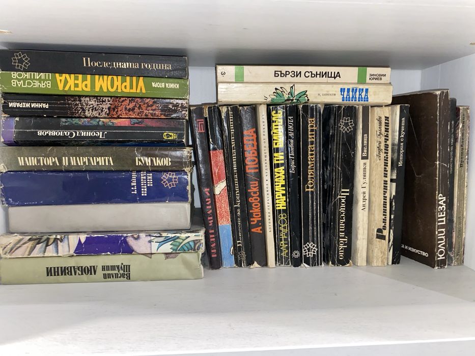 Приключвнски и любовни романи, класики, криминалета и други книги