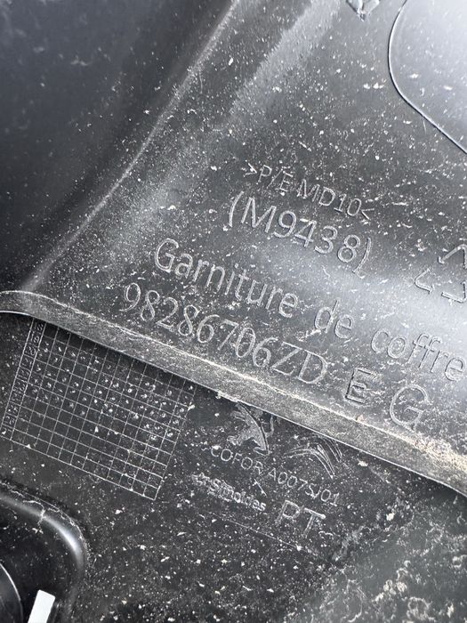 Ornament capitonaj spate stanga in portbagaj Peugeot 2008 2020-2026