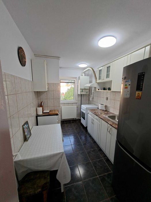 Inchiriez apartament 3 camere, zona Valea Aurie