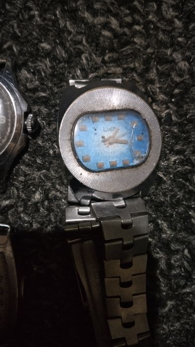 Часы механические не на ходу.