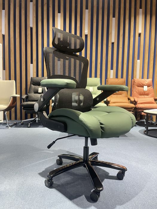 Офисное кресло для руководителя Mustang с макс нагрузкой до 200 кг