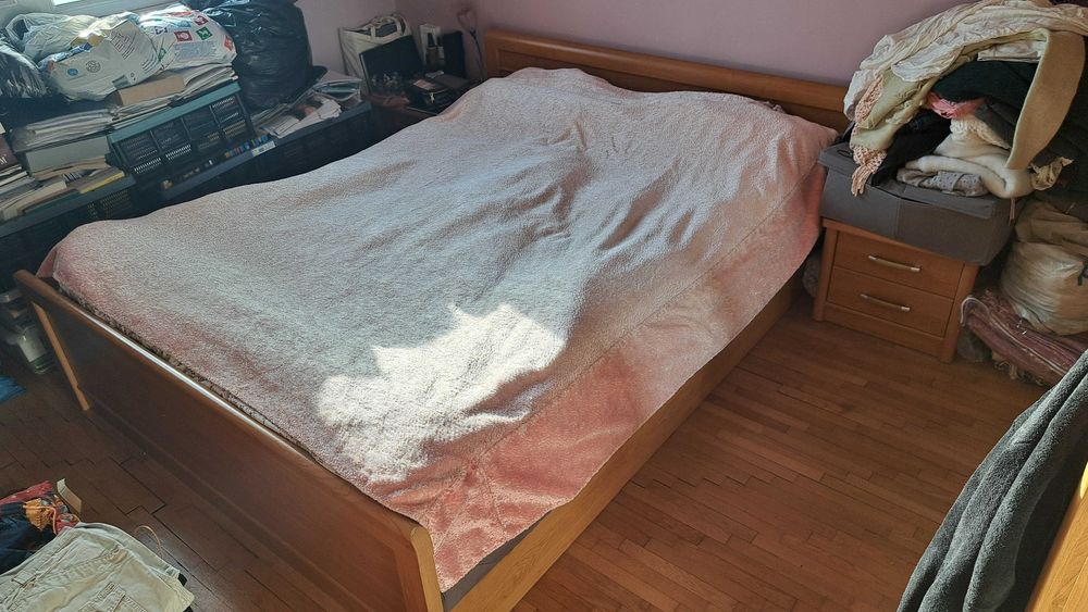 Спалня с нощни шкафчета, гардероб и библиотека