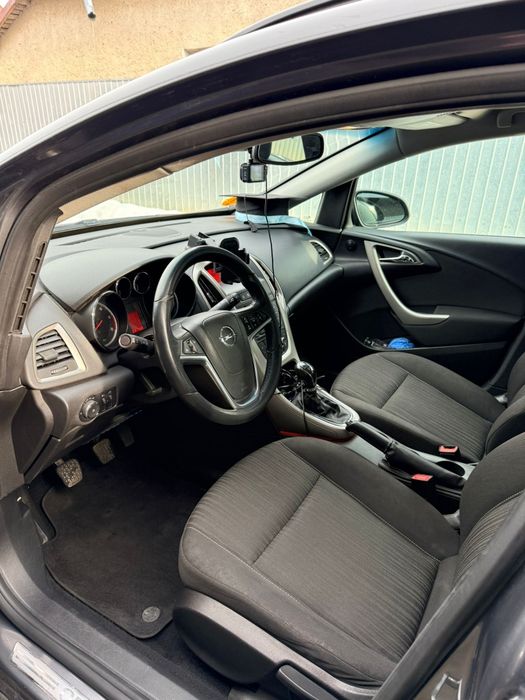 Vând Opel astra j
