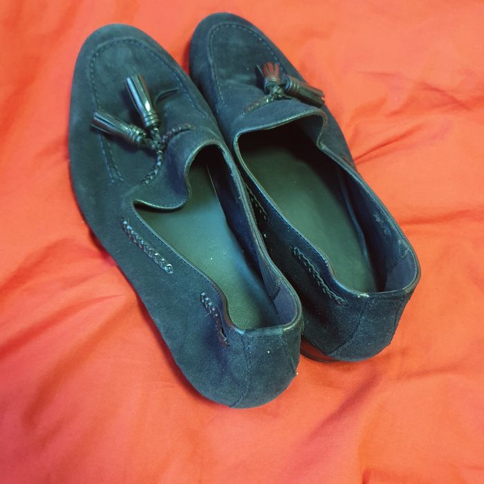 Salut,vand două perechi de pantofi de bărbați,marca zara și primark mărimea 40. Preț 50 lei fiecare,detali in privat.
