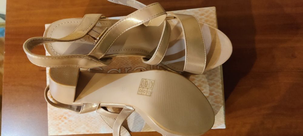 Sandale nude cu toc masiv