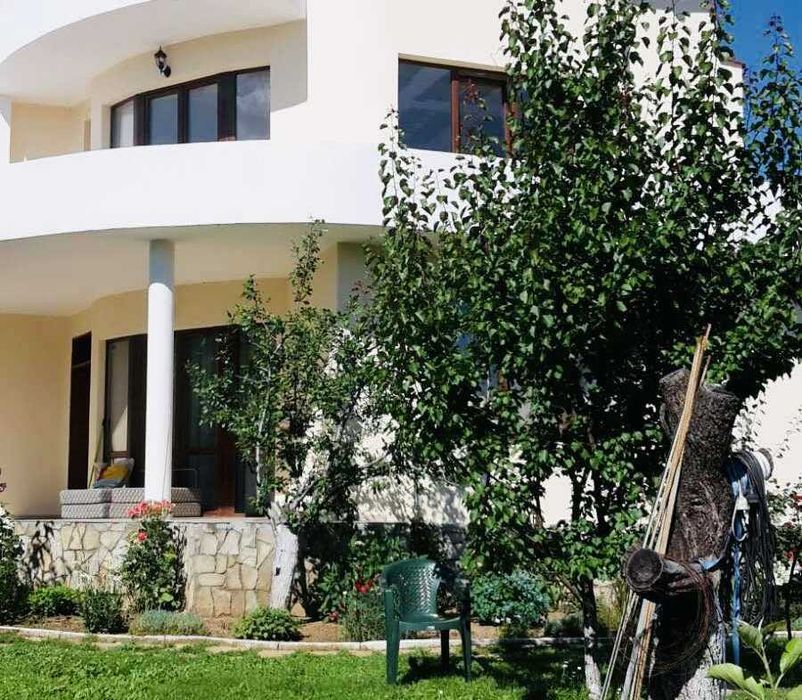 Масивна,триетажна къща за продажба