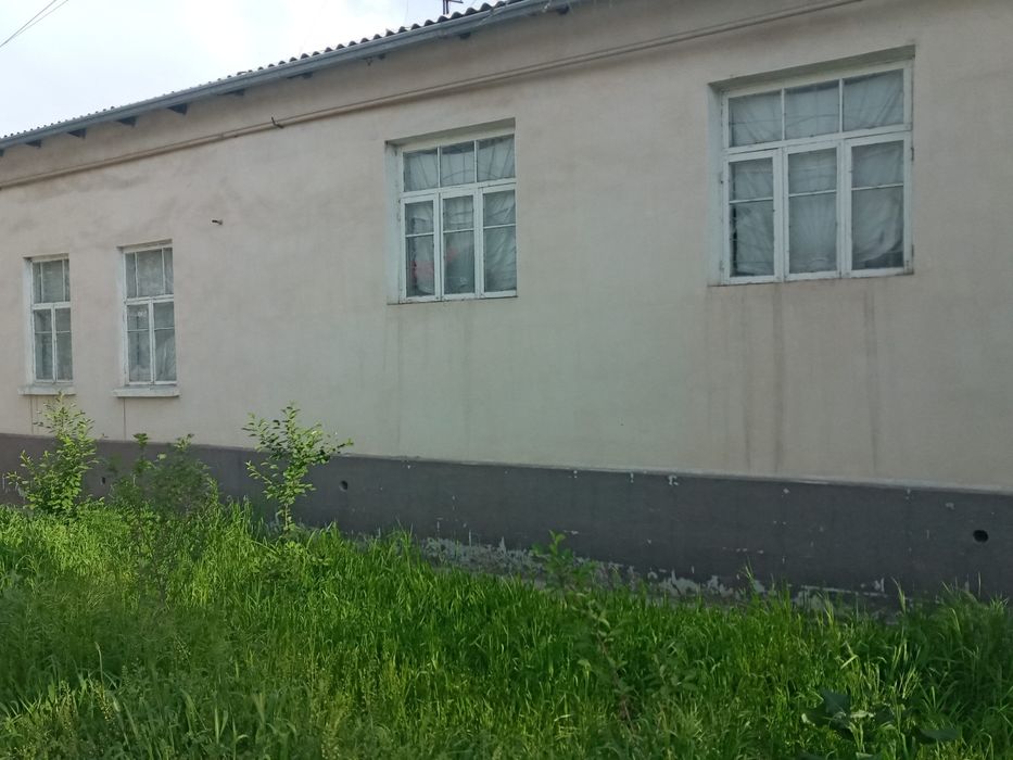 Узимизнинг ховли жой 10 соток. Центрда 1 линия