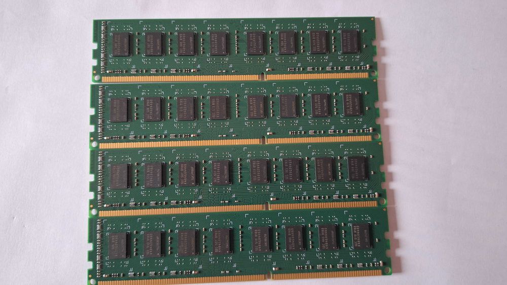 4 buc. Memorii Samsung (8 GB DDR3-1600 DDR3 SDRAM)