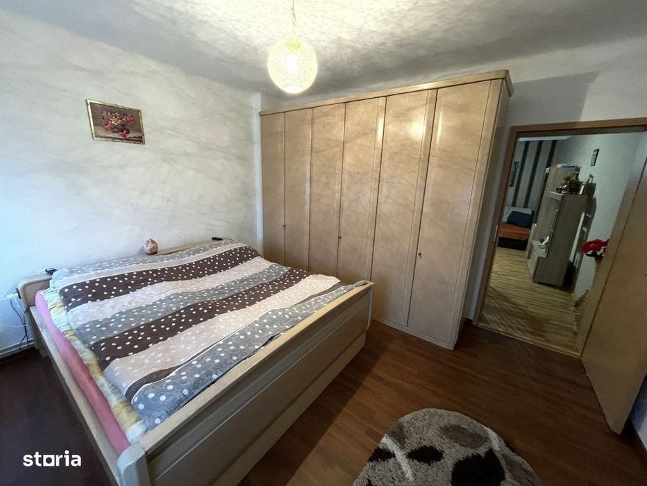 Casa cu doua apartamente si curte zona Turnisor