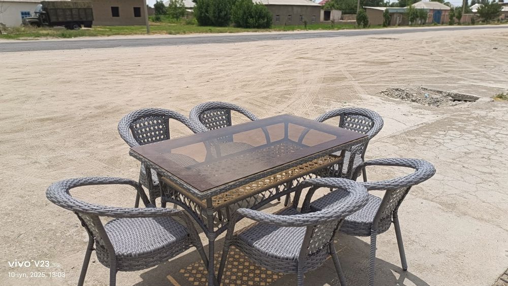 Stol stul osma kachelalar va krovatlar