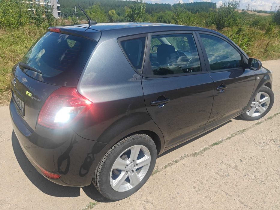 Автомобил Киа Сийд 1.6 i