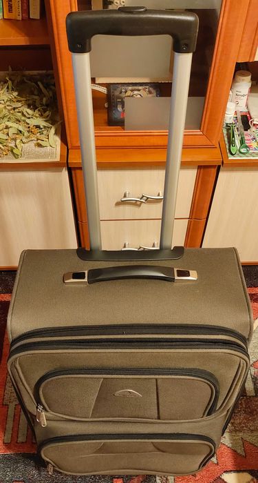 Troler Mediu Semi-Rigid Extensibil, marca Diplomat® - dimensiuni 64 x 41 x 26/31 cm