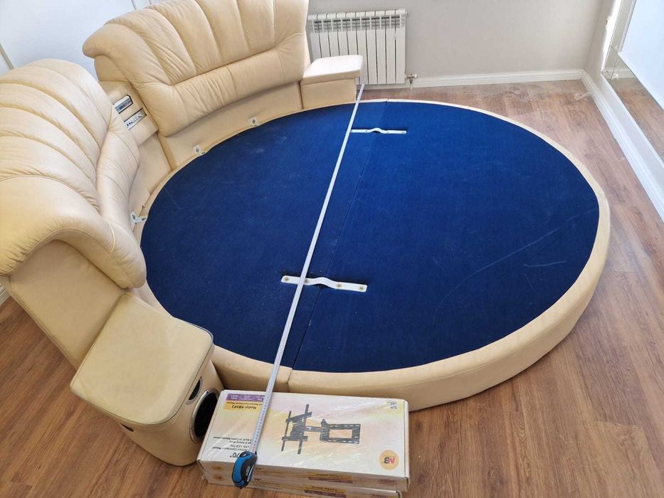 Круглая кровать диван с колонками