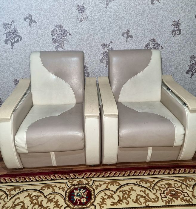 Кресло  бежево молочного цвета