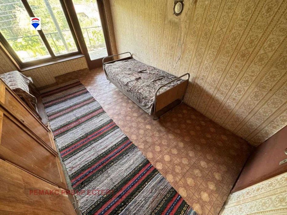 Къща на два етажа за продажба в с. Божичен