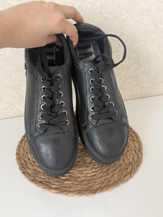 Кроссовки женские