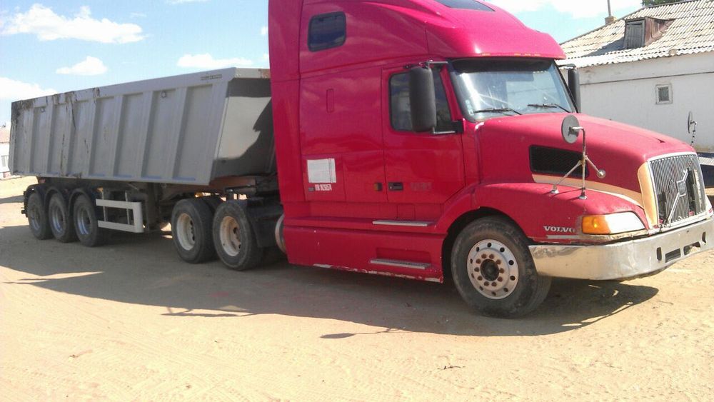 тягач VOLVO VNL  2001г на ходу