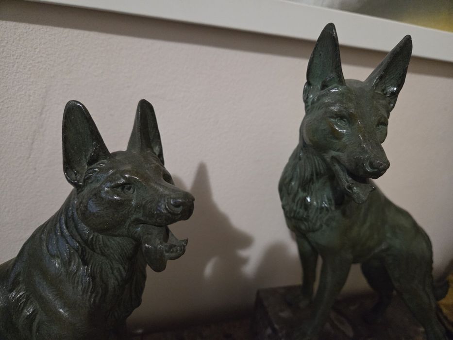 Много стара скулптура немски овчарки