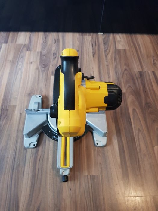 Circular pentru taieri înclinate Dewalt  DWE 774