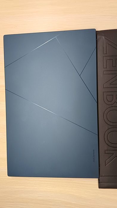 Asus Zenbook 15 AMD Ryzen7 7735U.