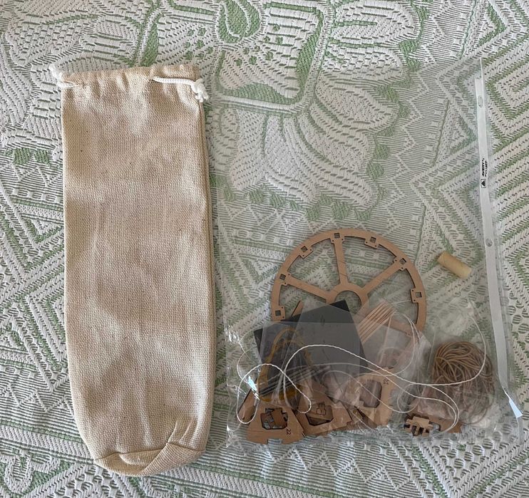 Ceas de perete mecanic din lemn cu pendul: UGEARS Aero Clock