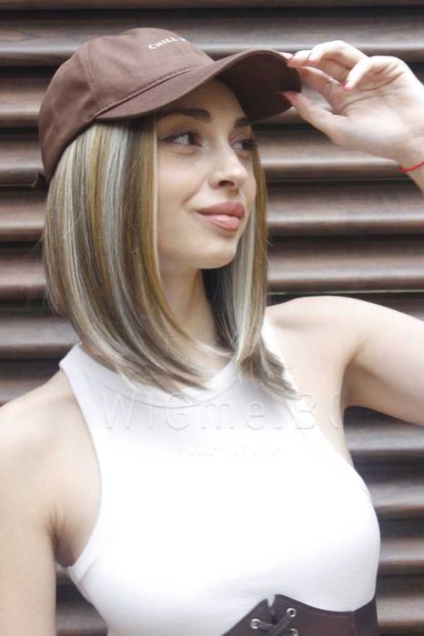 Късо каре с тъмни корени на руси кичури Рут