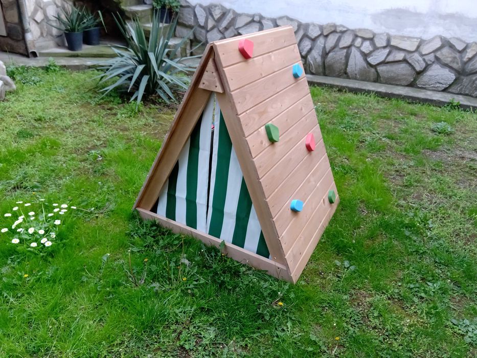 ПРОМОЦИЯ на Детска дървена къщичка за двора, с рампа за катерене.