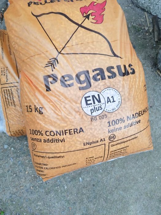 Продавам дървесни пелети